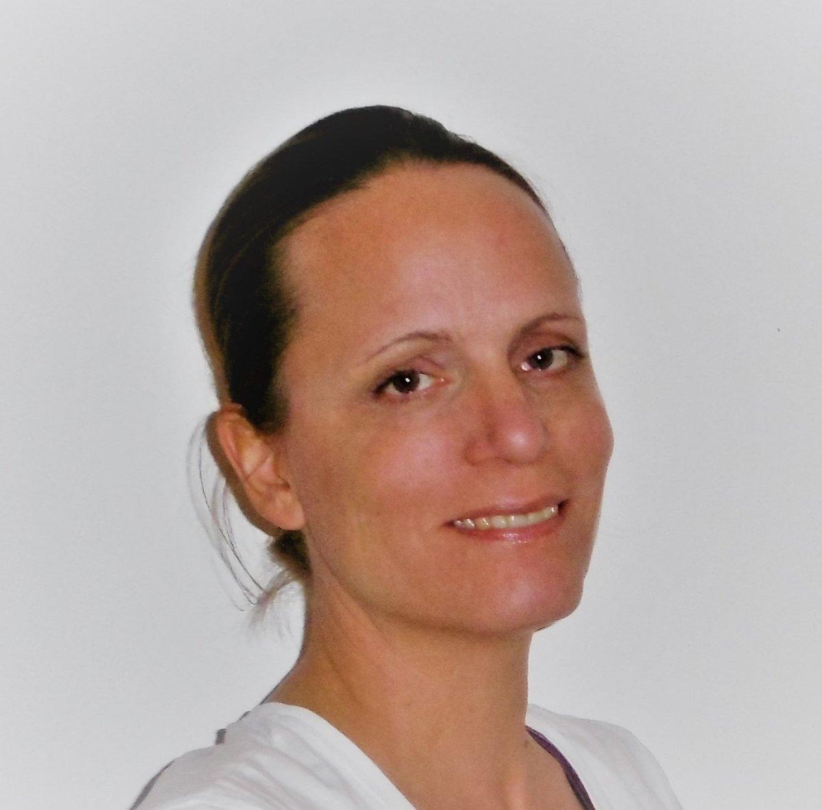 Das Portraitfoto zeigt Ilka Zintl-Liebelt aus Schandorf. Sie hat braune Haare, welche sie im Zopf trägt.